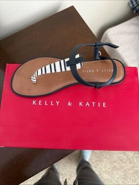 Kelly & Katie Red Patterned Shoe Box with White Size Sticker